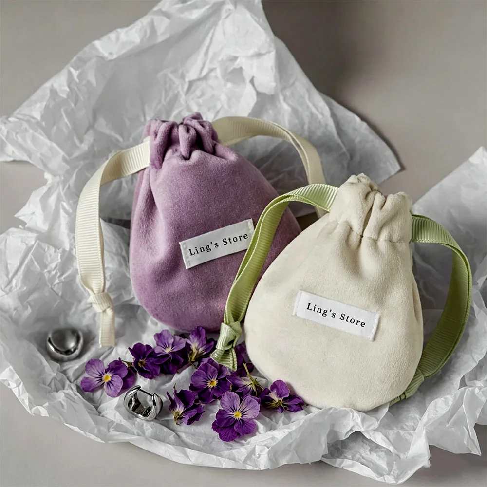100Pcs Personalized 12x9cm Jewelry Gift Round Velvet Bag Drawstring Ribbon Pouch for Earrings Rings Boutique Coin Bracelet Studs
100Pcs Personalized 12x9cm Jewelry Gift Round Velvet Bag Drawstring Ribbon Pouch for Earrings Rings Boutique Coin Bracelet Studs