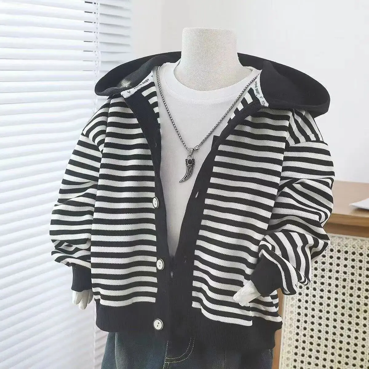 Spring and Autumn Boys and Girls Hooded Cardigan Jacket Western Style Children's Striped Knitted Cardigan
Spring and Autumn Boys and Girls Hooded Cardigan Jacket Western Style Children's Striped Knitted Cardigan