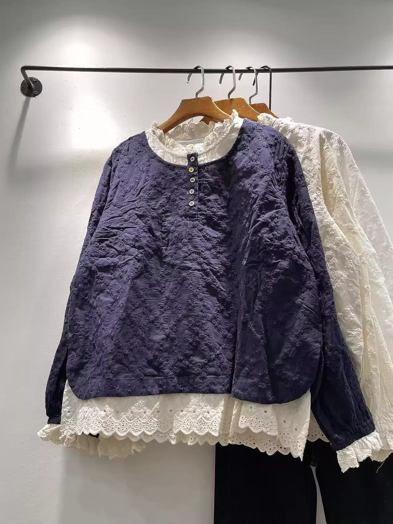 Японская блузка женская осень-зима 100% хлопок воротник-стойка кружевные лоскутные рубашки блузки милая одежда Mori Kei
Японская блузка женская осень-зима 100% хлопок воротник-стойка кружевные лоскутные рубашки блузки милая одежда Mori Kei