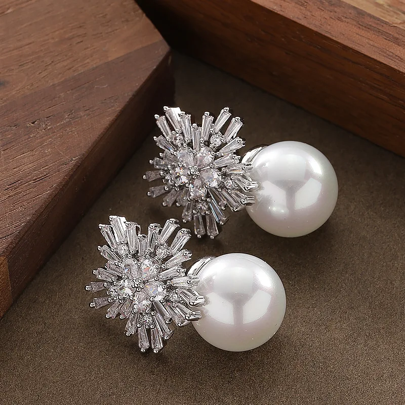 Sweet temperament, ultra-shiny zircon flowers, round high-bright pearl earrings, light luxury, elegant and atmospheric earrings
Sweet temperament, ultra-shiny zircon flowers, round high-bright pearl earrings, light luxury, elegant and atmospheric earrings