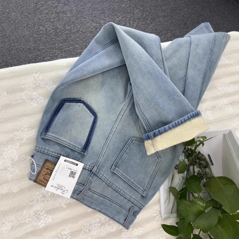 Осень-зима 2025 года, новый стиль, плюшевые теплые прямые джинсы для женщин со голубыми узкими и узкими широкими брюками с высокой талией 
Осень-зима 2025 года, новый стиль, плюшевые теплые прямые джинсы для женщин со голубыми узкими и узкими широкими брюками с высокой талией