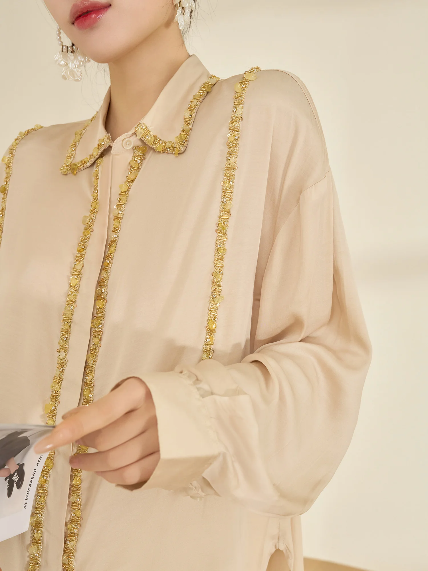 Женская рубашка Flowing Era с длинным рукавом, элегантным дизайном, жемчужной отделкой, отложным воротником, повседневная, для офиса, немнущаяся, из полиэстера.
Женская рубашка Flowing Era с длинным рукавом, элегантным дизайном, жемчужной отделкой, отложным воротником, повседневная, для офиса, немнущаяся, из полиэстера.