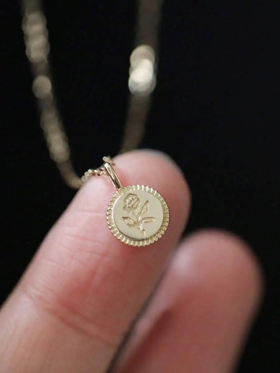 Miniature Rose Engraved Pendant On Chain For Women Valentine’s Day Jewelry Gift
Miniature Rose Engraved Pendant On Chain For Women Valentine’s Day Jewelry Gift