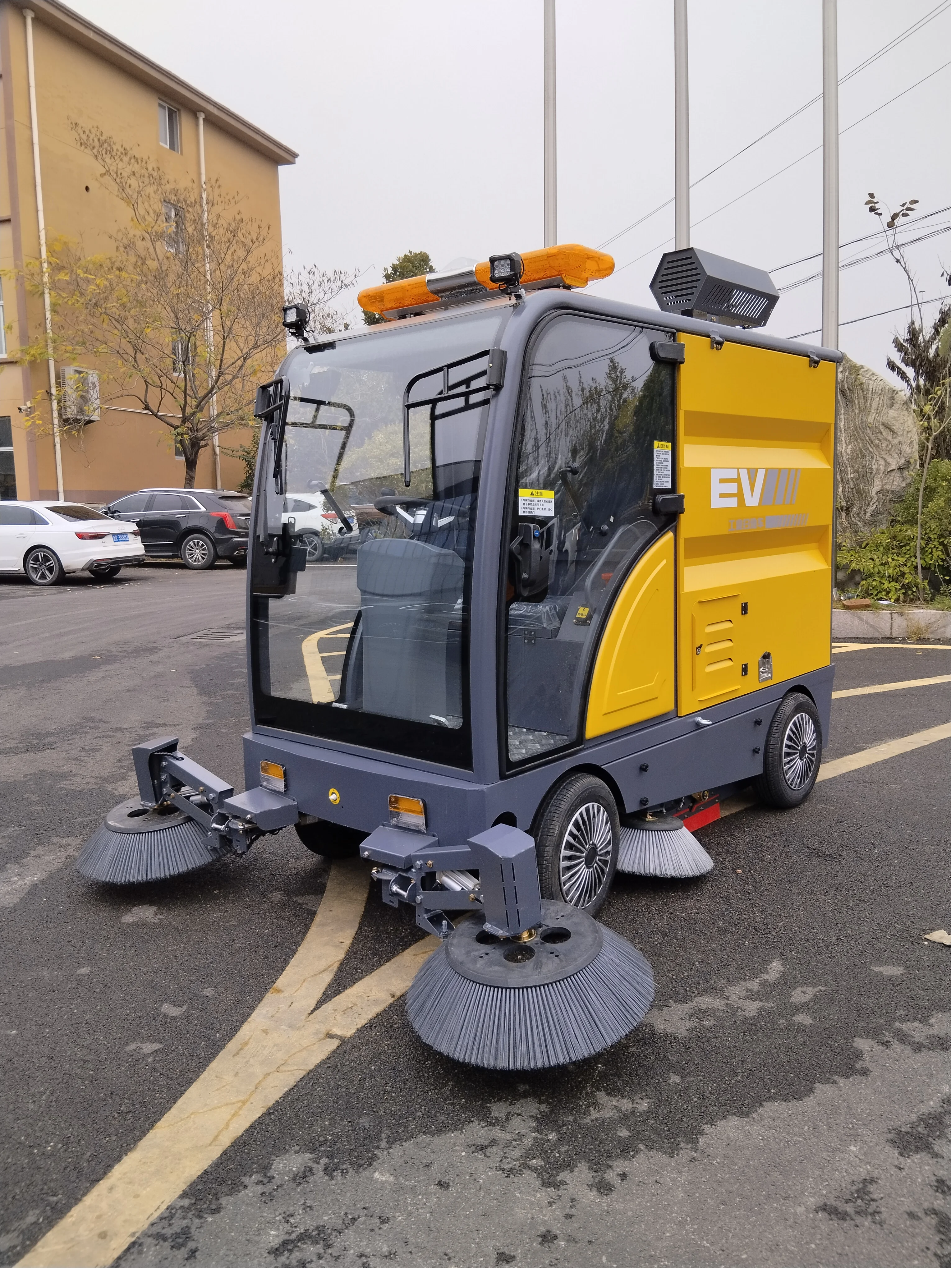 Customized High-Capacity Battery-Powered Industrial Road Sweeper With 240L Trash Can And Engine For Factory Park Cleaning
Customized High-Capacity Battery-Powered Industrial Road Sweeper With 240L Trash Can And Engine For Factory Park Cleaning