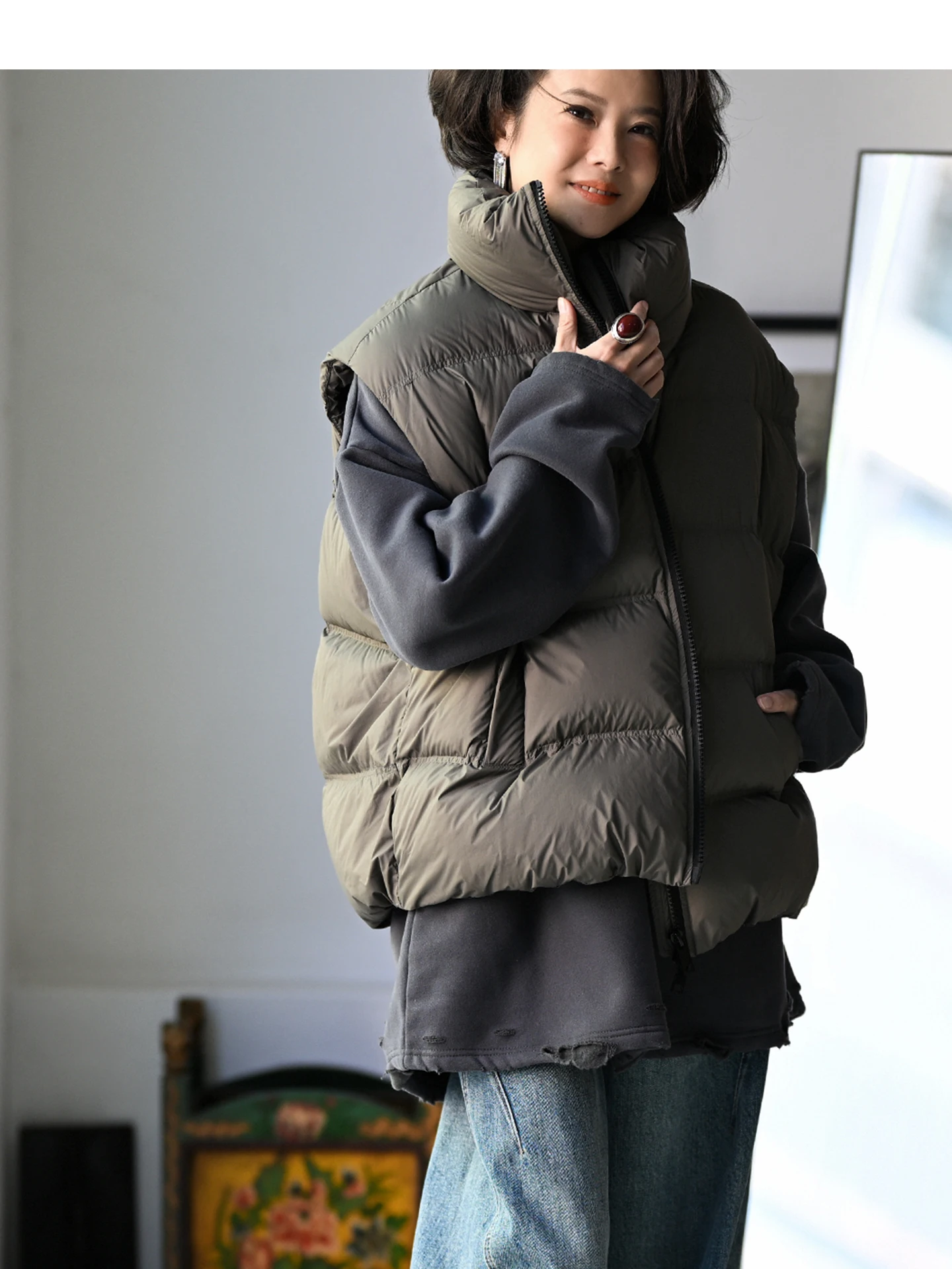 Женский модный универсальный утепленный жилет свободного кроя с воротником-стойкой и шнурком, осенне-зимняя верхняя одежда из нейлоновой ткани, белый, с наполнителем из пуха
Женский модный универсальный утепленный жилет свободного кроя с воротником-стойкой и шнурком, осенне-зимняя верхняя одежда из нейлоновой ткани, белый, с наполнителем из пуха