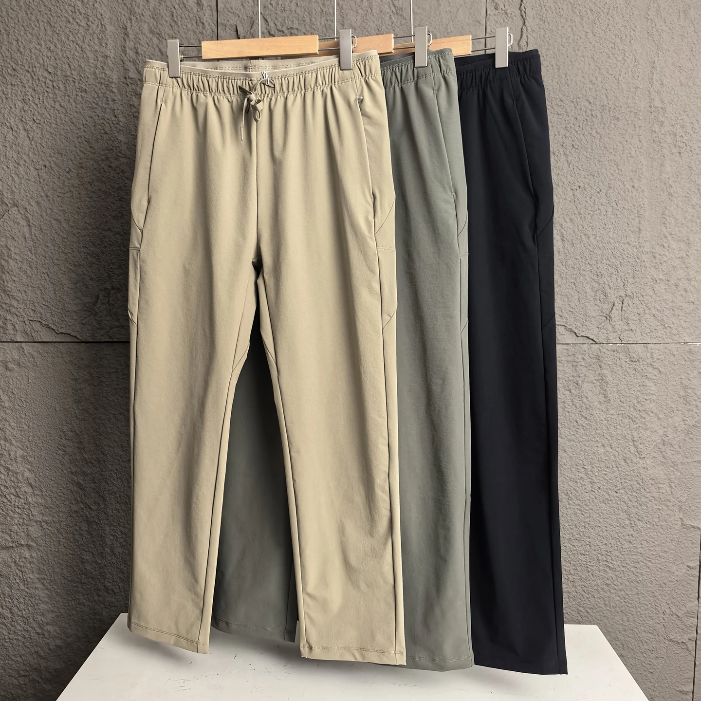 Мужские повседневные брюки из технологичной ткани, прямого кроя, для активного отдыха, ветрозащитные, осенне-зимние, универсальные, комфортные, хорошо сидят
Мужские повседневные брюки из технологичной ткани, прямого кроя, для активного отдыха, ветрозащитные, осенне-зимние, универсальные, комфортные, хорошо сидят