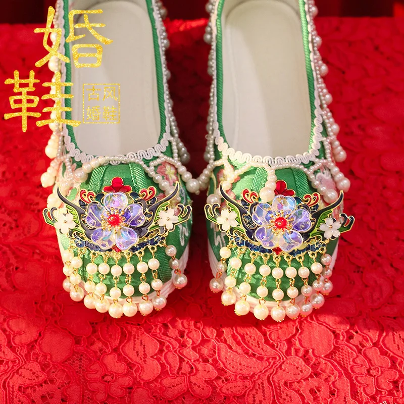 Зеленые свадебные туфли в старинном стиле с кисточками, вышитые, для китайских свадебных костюмов и ханьской одежды (Xiuhe)
Зеленые свадебные туфли в старинном стиле с кисточками, вышитые, для китайских свадебных костюмов и ханьской одежды (Xiuhe)