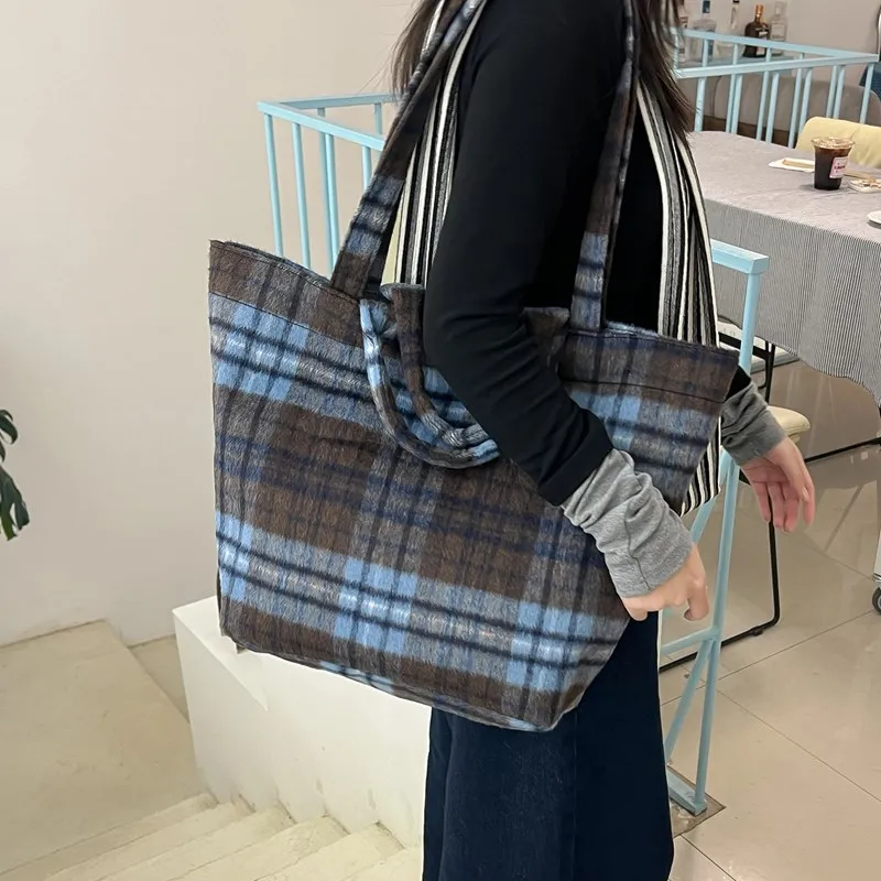 Large Capacity Fashion Versatile Women's Woolen Single Shoulder Plaid Bag Simple Casual New Commuting Tote Storage Bags
Large Capacity Fashion Versatile Women's Woolen Single Shoulder Plaid Bag Simple Casual New Commuting Tote Storage Bags