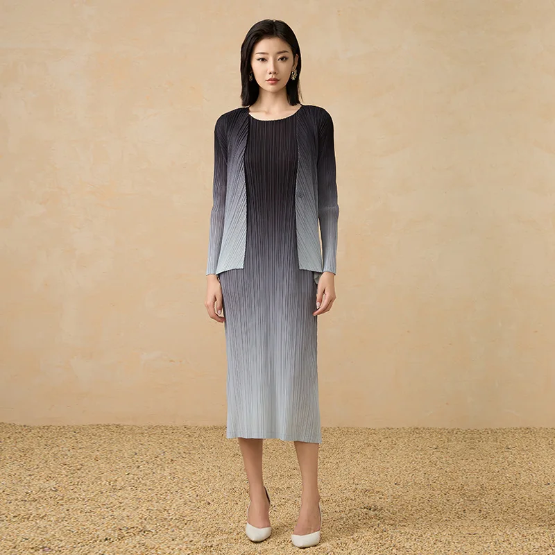 Miyake Pleated Gradient Color 2-piece Set 2025 Summer New Short Cardigan Skinny Senior Peplum Undershirt Skirt
Miyake Pleated Gradient Color 2-piece Set 2025 Summer New Short Cardigan Skinny Senior Peplum Undershirt Skirt