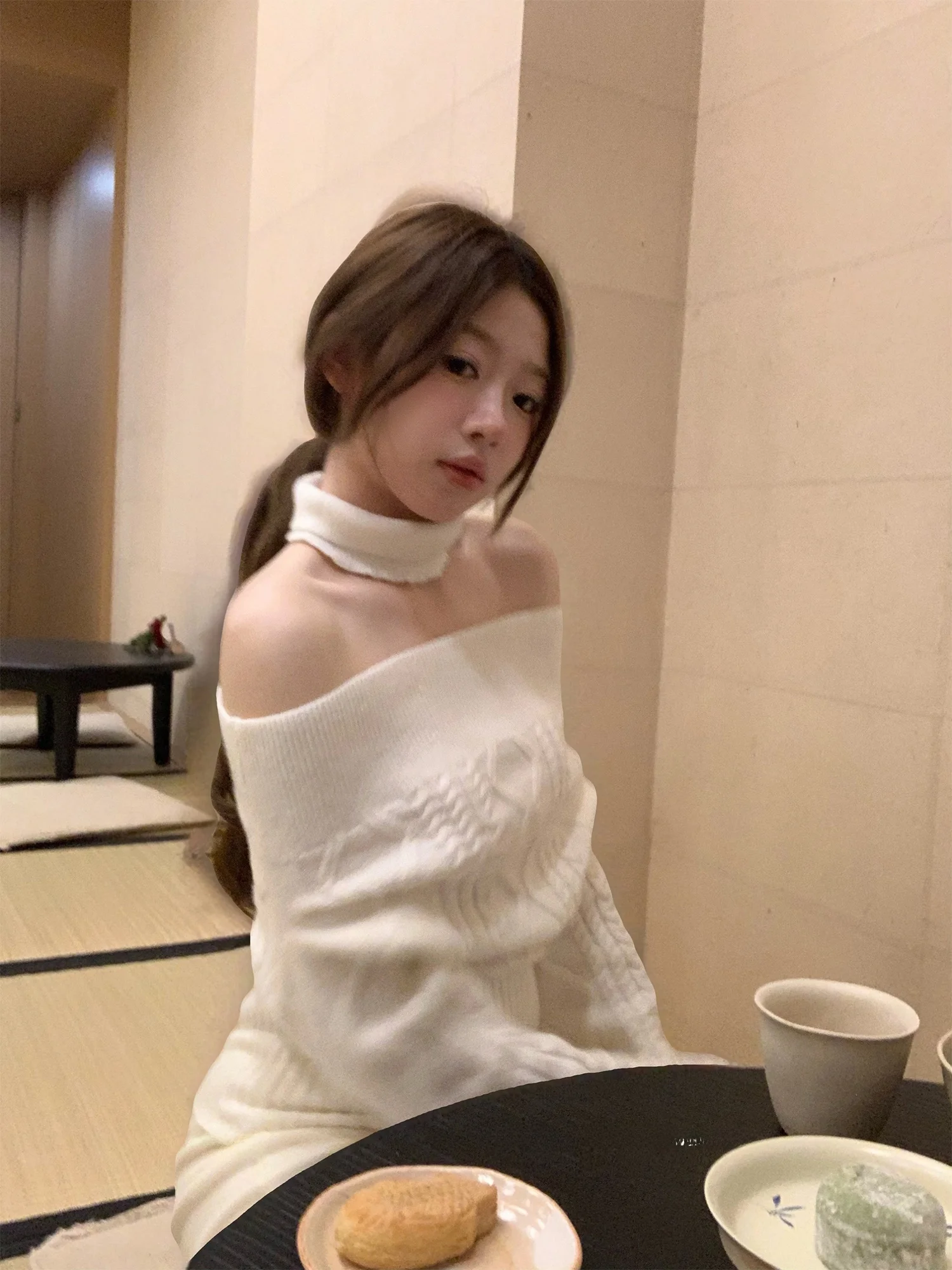 Женский вязаный шерстяной свитер OKJJ с перекрученным плечом, однотонный, повседневный, свободного кроя, средней длины
Женский вязаный шерстяной свитер OKJJ с перекрученным плечом, однотонный, повседневный, свободного кроя, средней длины