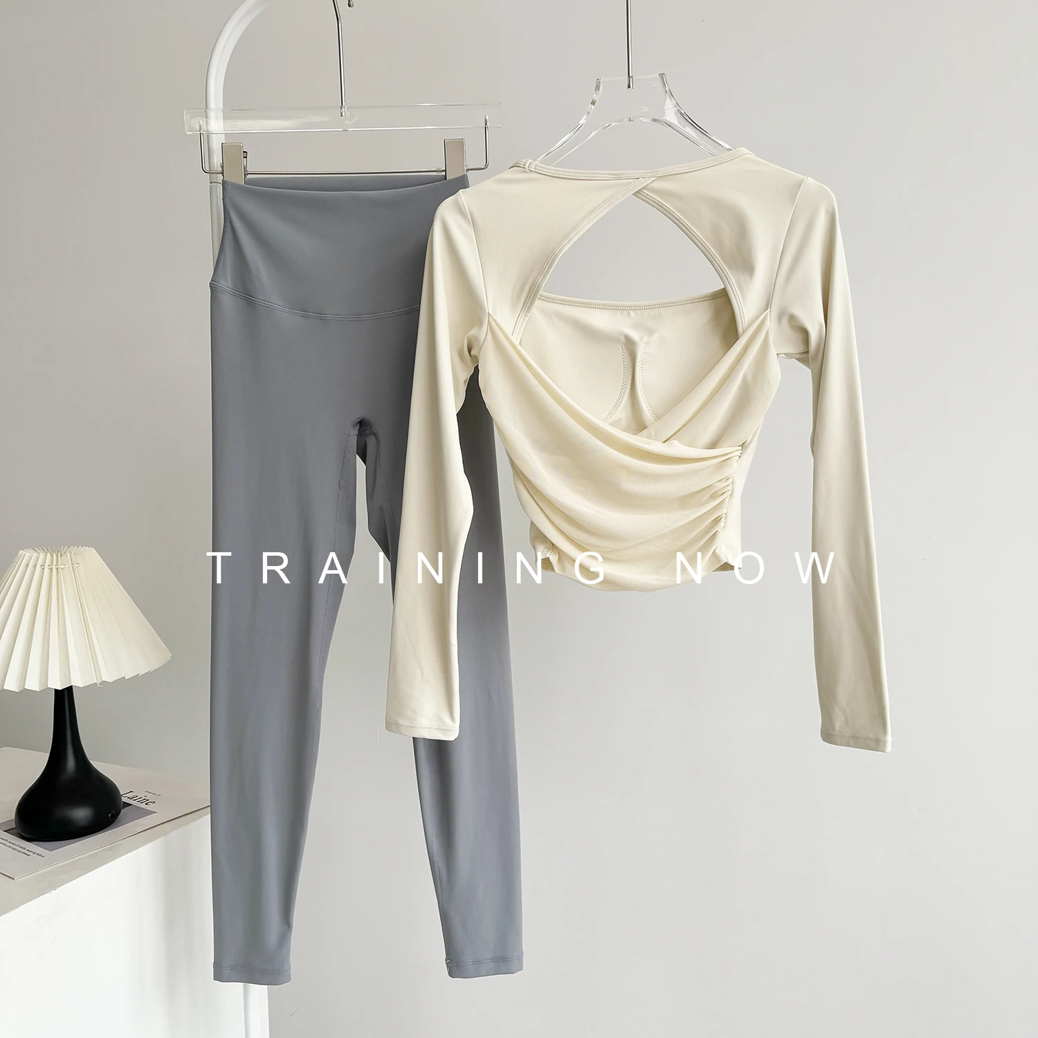 Костюм для йоги для женщин на осень и зиму, полая красивая спина, спортивные упражнения, фитнес-топ с высокой талией, подтягивающий бедра
Костюм для йоги для женщин на осень и зиму, полая красивая спина, спортивные упражнения, фитнес-топ с высокой талией, подтягивающий бедра