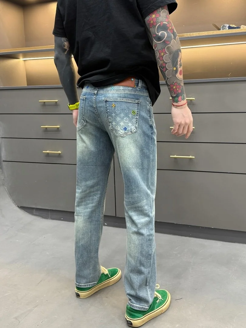 Мужские джинсы прямого кроя Slim Fit из денима с тяжелой вышивкой, цвет синий, весна 2026, люкс, повседневный городской стиль
Мужские джинсы прямого кроя Slim Fit из денима с тяжелой вышивкой, цвет синий, весна 2026, люкс, повседневный городской стиль