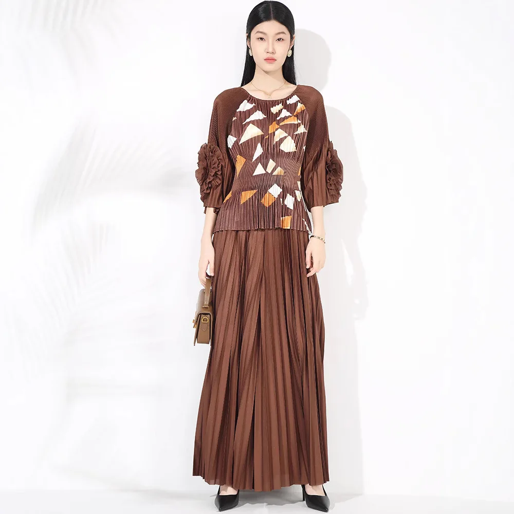 Foreign Trade Pleated Fashion Temperament Suit Women's Print Disc Sleeve Round Neck Top High Waist Wide Leg Pants Two-piece Set
Foreign Trade Pleated Fashion Temperament Suit Women's Print Disc Sleeve Round Neck Top High Waist Wide Leg Pants Two-piece Set