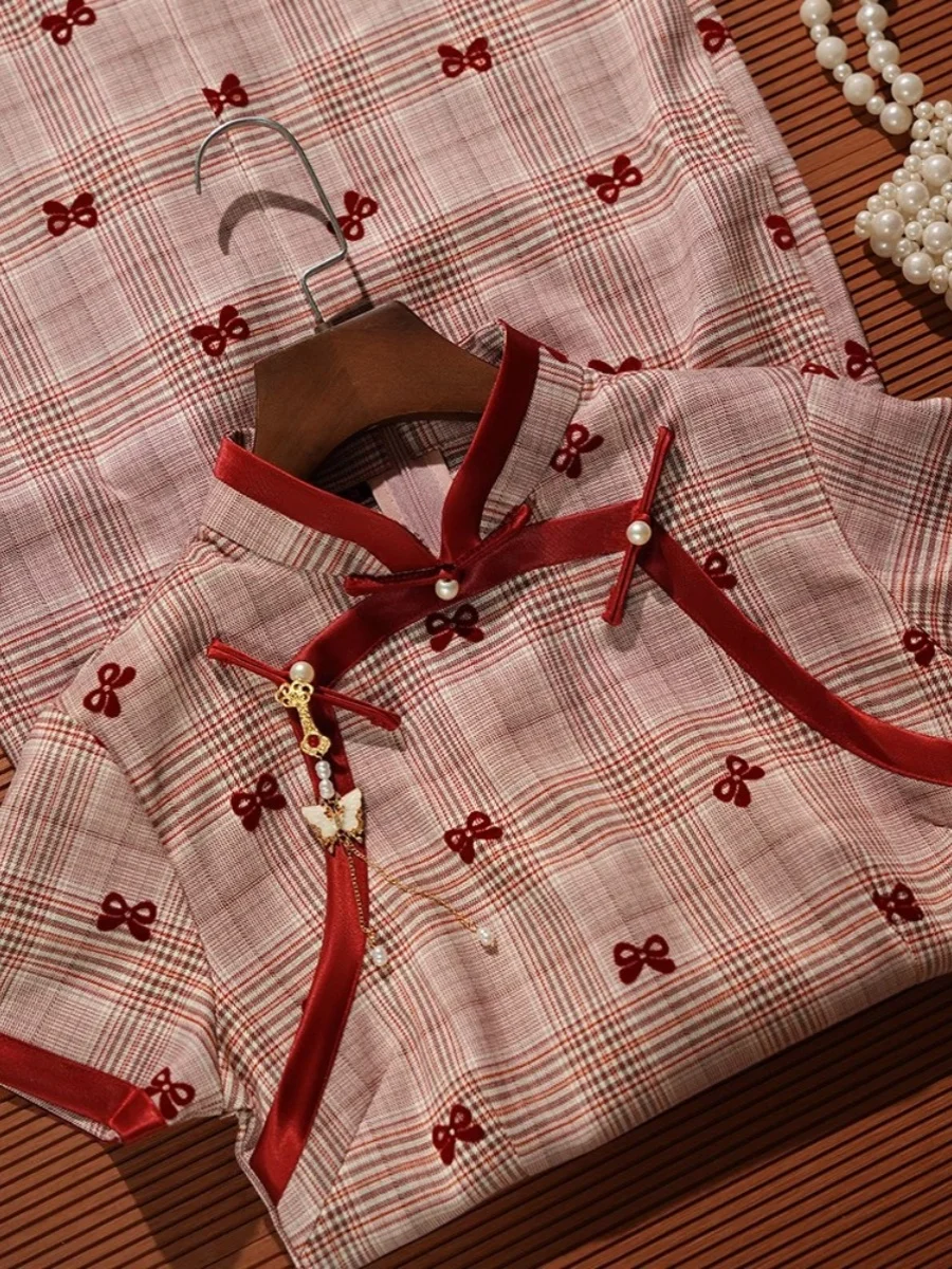 Новое китайское платье для молодых девушек, лето 2025, с двойным воротником, красное, длинное, с коротким рукавом, для повседневной носки, из полиэфирного волокна
Новое китайское платье для молодых девушек, лето 2025, с двойным воротником, красное, длинное, с коротким рукавом, для повседневной носки, из полиэфирного волокна