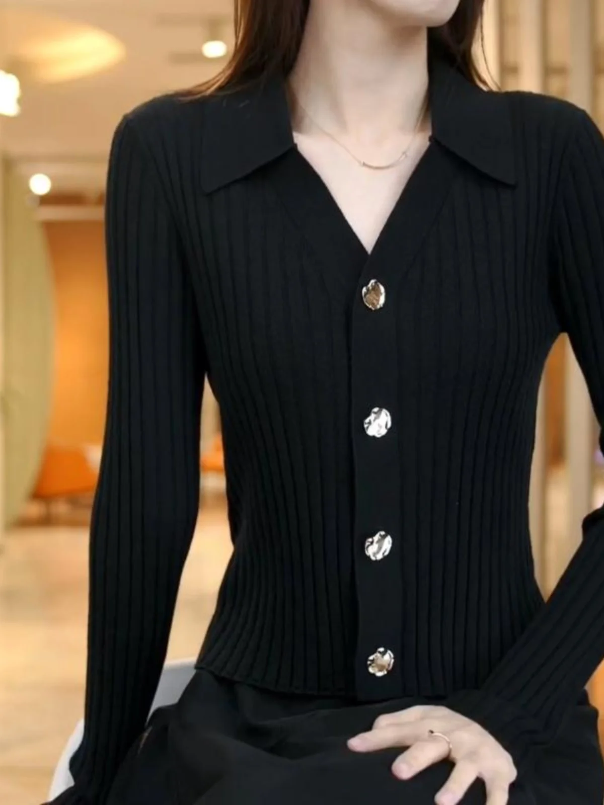 Женский трикотажный кардиган Bla V-Ne Long Sve с V-образным вырезом, на одной пуговице, больших размеров, свободного кроя, скрывающий недостатки фигуры, модный, весенний, с эффектом омоложения
Женский трикотажный кардиган Bla V-Ne Long Sve с V-образным вырезом, на одной пуговице, больших размеров, свободного кроя, скрывающий недостатки фигуры, модный, весенний, с эффектом омоложения