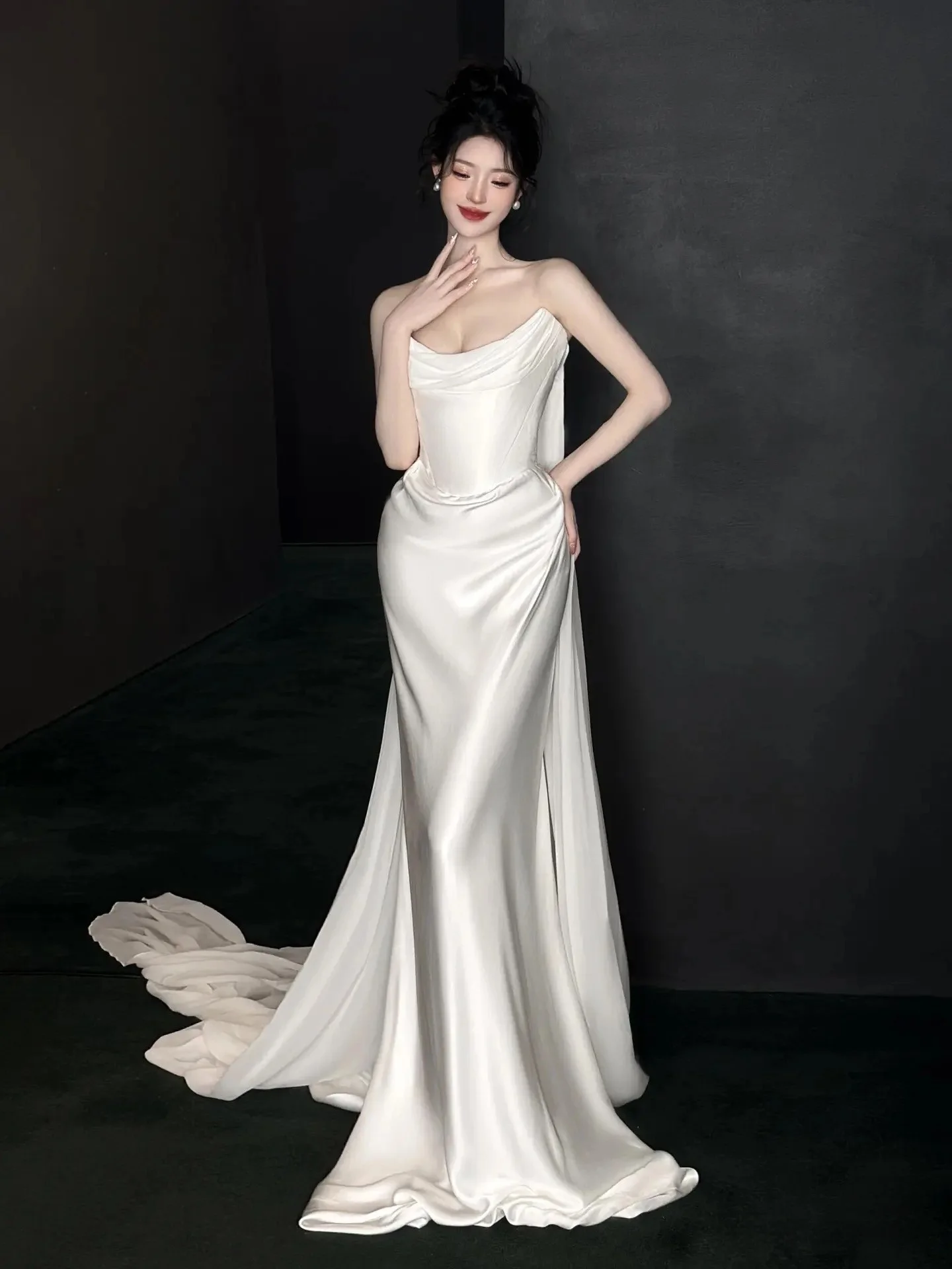 Elegant white strapless long dress with sleeveless design elegant solid color waist trimming Lady dance parties evening parties
Elegant white strapless long dress with sleeveless design elegant solid color waist trimming Lady dance parties evening parties