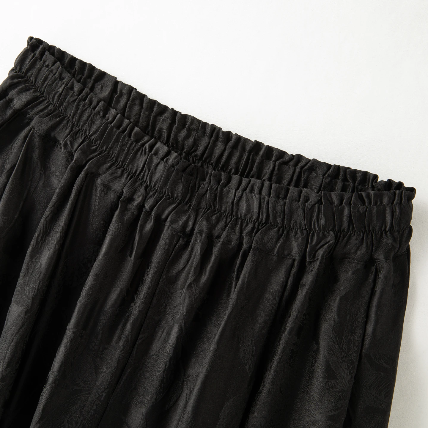 2025 Women's Spring/Summer New 100% Natural Mulberry Silk Jacquard Satin Elastic Waist Loose Black Wide Leg Pants
2025 Women's Spring/Summer New 100% Natural Mulberry Silk Jacquard Satin Elastic Waist Loose Black Wide Leg Pants