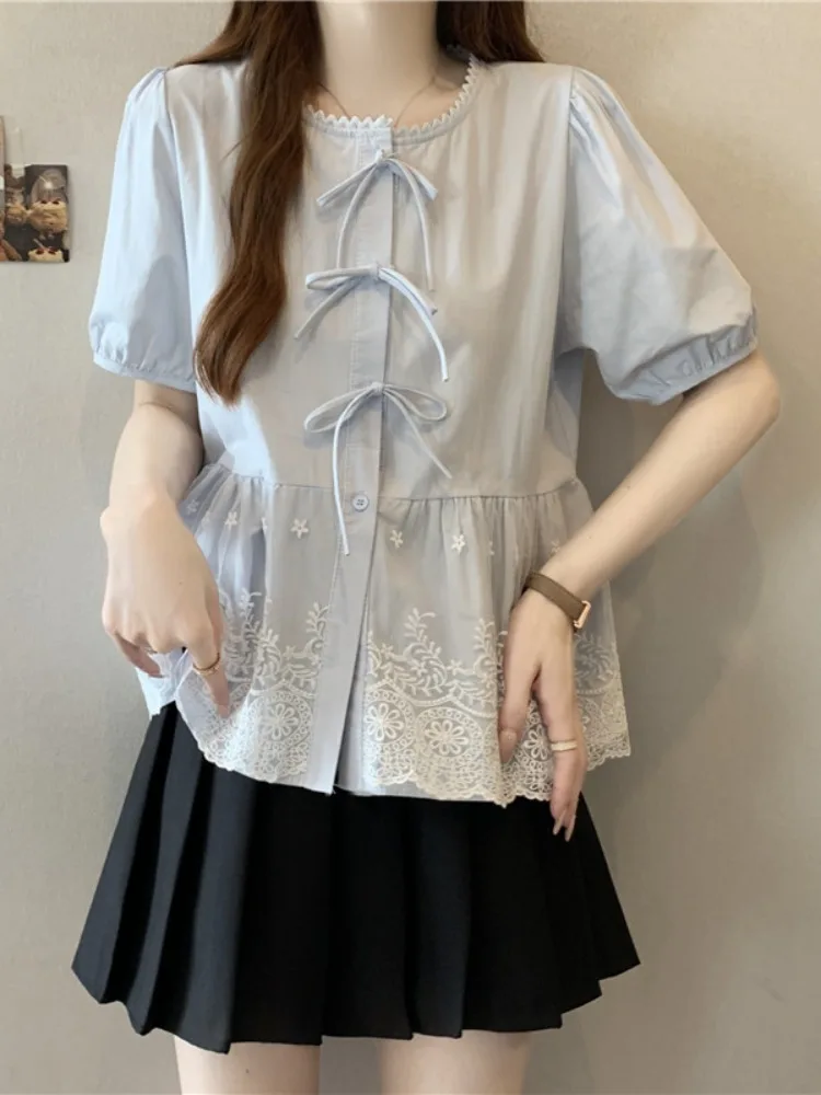 Синяя женская летняя блузка большого размера с 3D-узлом, кружевной отделкой и корейским рукавом-фонариком
Синяя женская летняя блузка большого размера с 3D-узлом, кружевной отделкой и корейским рукавом-фонариком