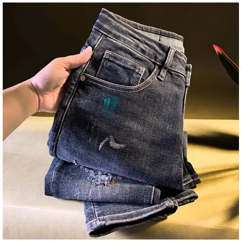 Модные мужские джинсы в американском стиле весной и осенью, приталенный крой, эластичный, на маленьких ногах, с вырезами и рваными дырками, длинные брюки. 
Модные мужские джинсы в американском стиле весной и осенью, приталенный крой, эластичный, на маленьких ногах, с вырезами и рваными дырками, длинные брюки.