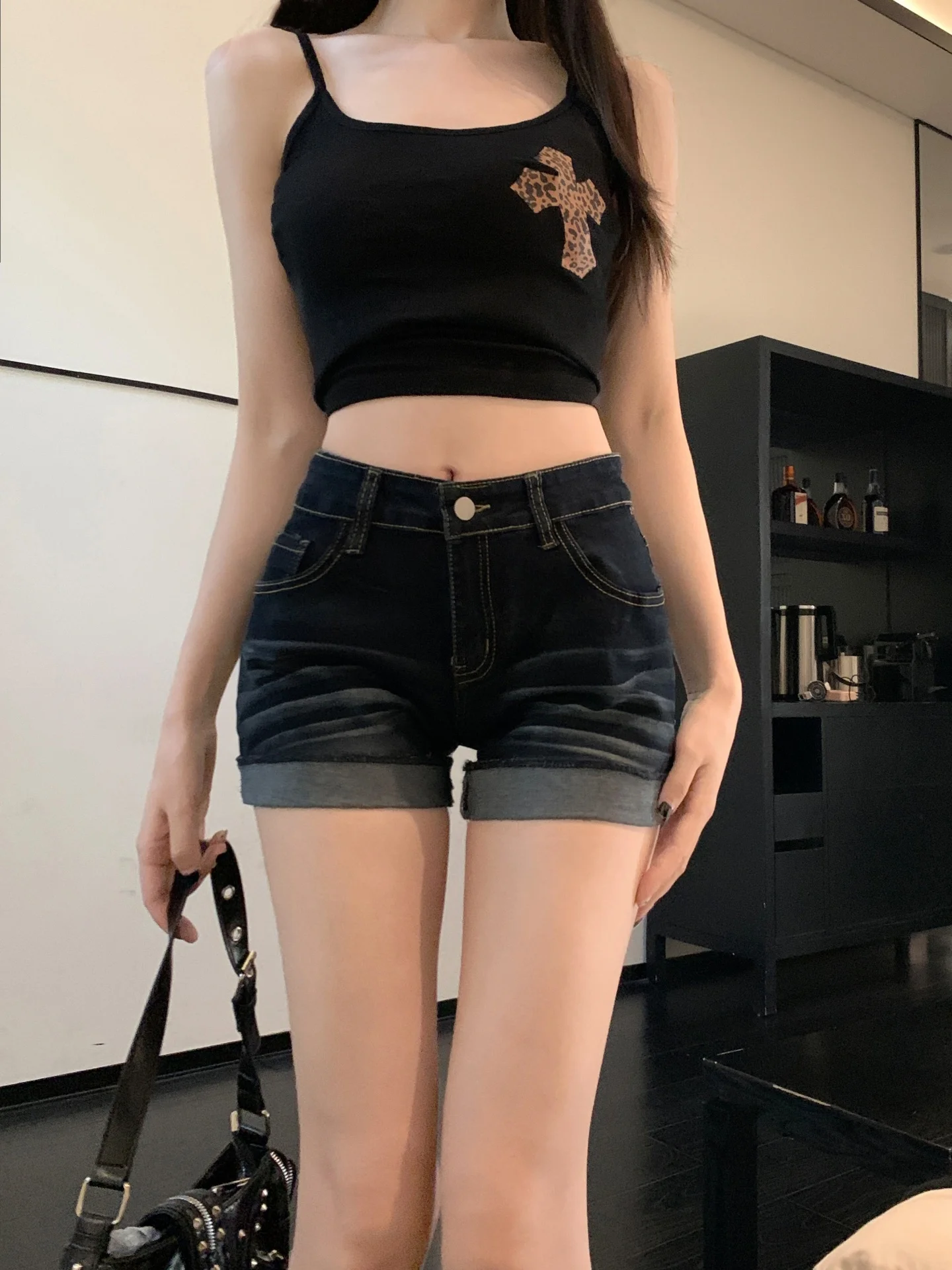 Retro American Blue Faded Jeans High Waist Sexy Straight Leg Shorts for Women Summer Wear Resistant Medium Denim Fabric
Retro American Blue Faded Jeans High Waist Sexy Straight Leg Shorts for Women Summer Wear Resistant Medium Denim Fabric
