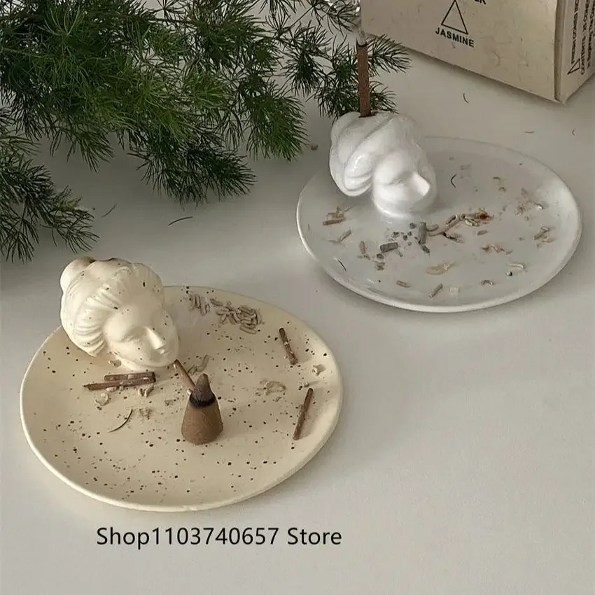 French Retro Head Handmade Ceramic Line Fragrant Seat Solid Color Simple Fragrant Insert Plate Home Decoration Jewelry Storage
French Retro Head Handmade Ceramic Line Fragrant Seat Solid Color Simple Fragrant Insert Plate Home Decoration Jewelry Storage