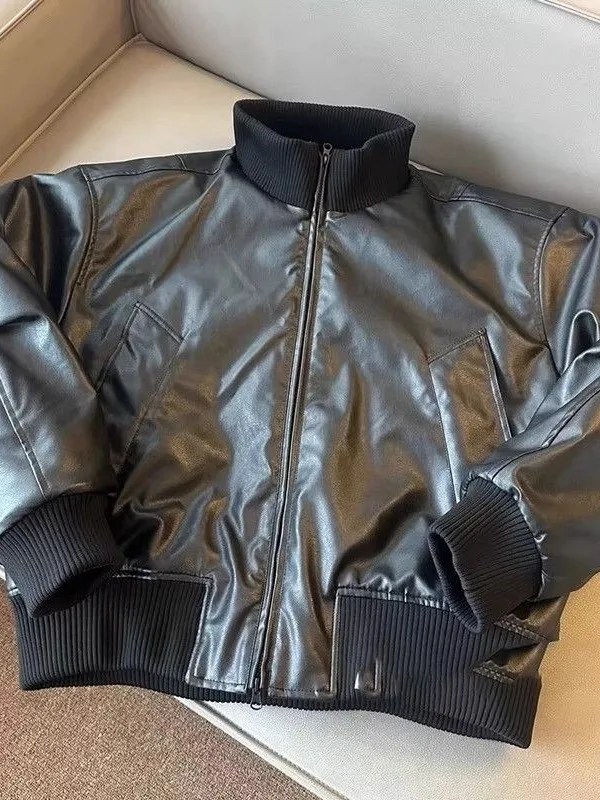 Американская утепленная зимняя куртка для мужчин: хлопковая, на подкладке, с воротником-стойкой, из искусственной кожи, байкерская, теплая, модная верхняя одежда
Американская утепленная зимняя куртка для мужчин: хлопковая, на подкладке, с воротником-стойкой, из искусственной кожи, байкерская, теплая, модная верхняя одежда