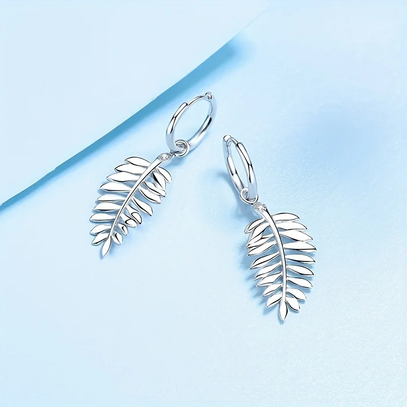 1pair 0.3Carat Elegant Moissanite Leaf Feather Hoop Earrings, S925 Silver Plated, The Perfect Gift for Her.
1pair 0.3Carat Elegant Moissanite Leaf Feather Hoop Earrings, S925 Silver Plated, The Perfect Gift for Her.