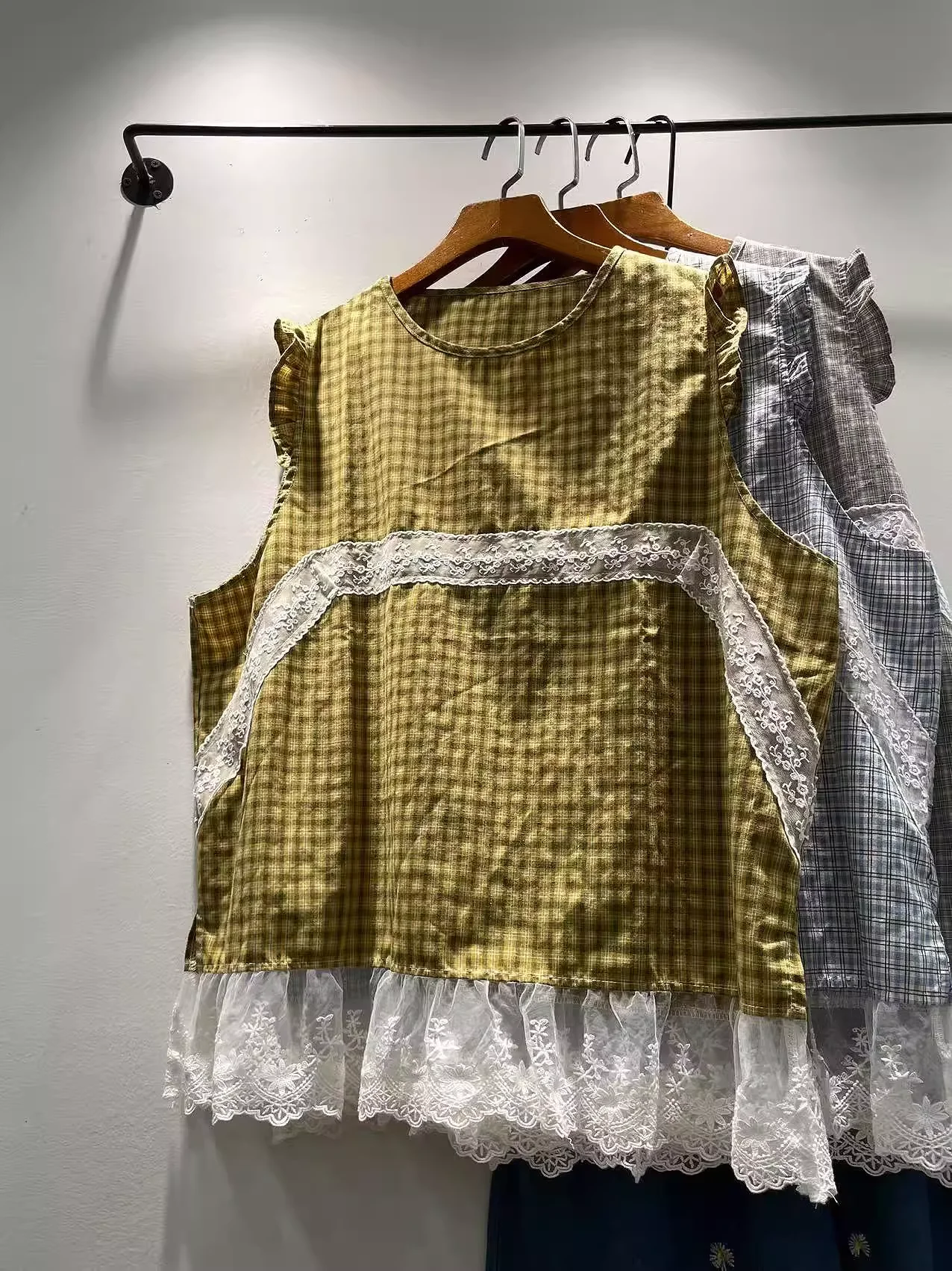 2025 Mori girl style lace patchwork sleeveless shirts and blouses for women summer cotton gray blue yellow check shirts
2025 Mori girl style lace patchwork sleeveless shirts and blouses for women summer cotton gray blue yellow check shirts