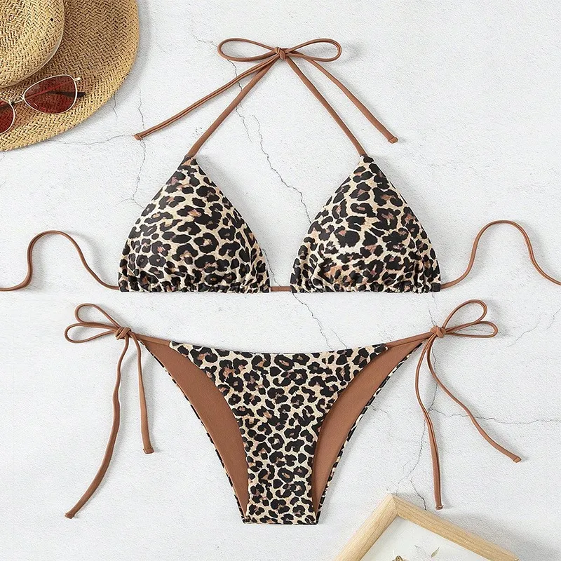 Sexy leopard print hang neck tie top+tie shorts split bikini 2025 summer women's fashion beach vacation swimsuit two-piece set
Sexy leopard print hang neck tie top+tie shorts split bikini 2025 summer women's fashion beach vacation swimsuit two-piece set