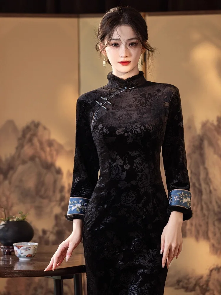 Retro Chinese Style Velvet Floral Embossed Winter Warm Plush Collar Black Long Sleeve Mid-Length Gown for Women ove...
Retro Chinese Style Velvet Floral Embossed Winter Warm Plush Collar Black Long Sleeve Mid-Length Gown for Women ove...