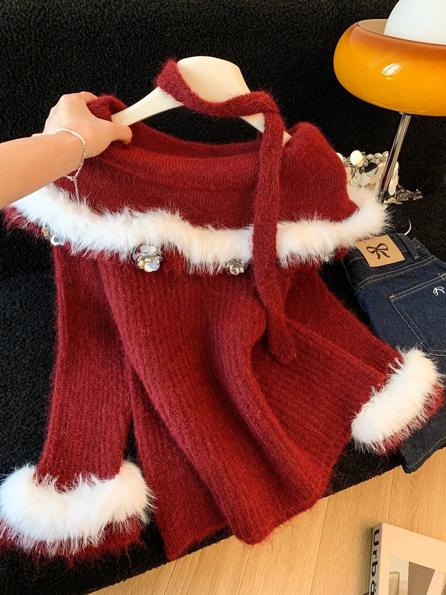 New Year Christmas Atmosphere Beautiful Red Fur Splicing One Shoulder Knitted Sweater Women's Autumn Winter Loose Fit Casual ...
New Year Christmas Atmosphere Beautiful Red Fur Splicing One Shoulder Knitted Sweater Women's Autumn Winter Loose Fit Casual ...