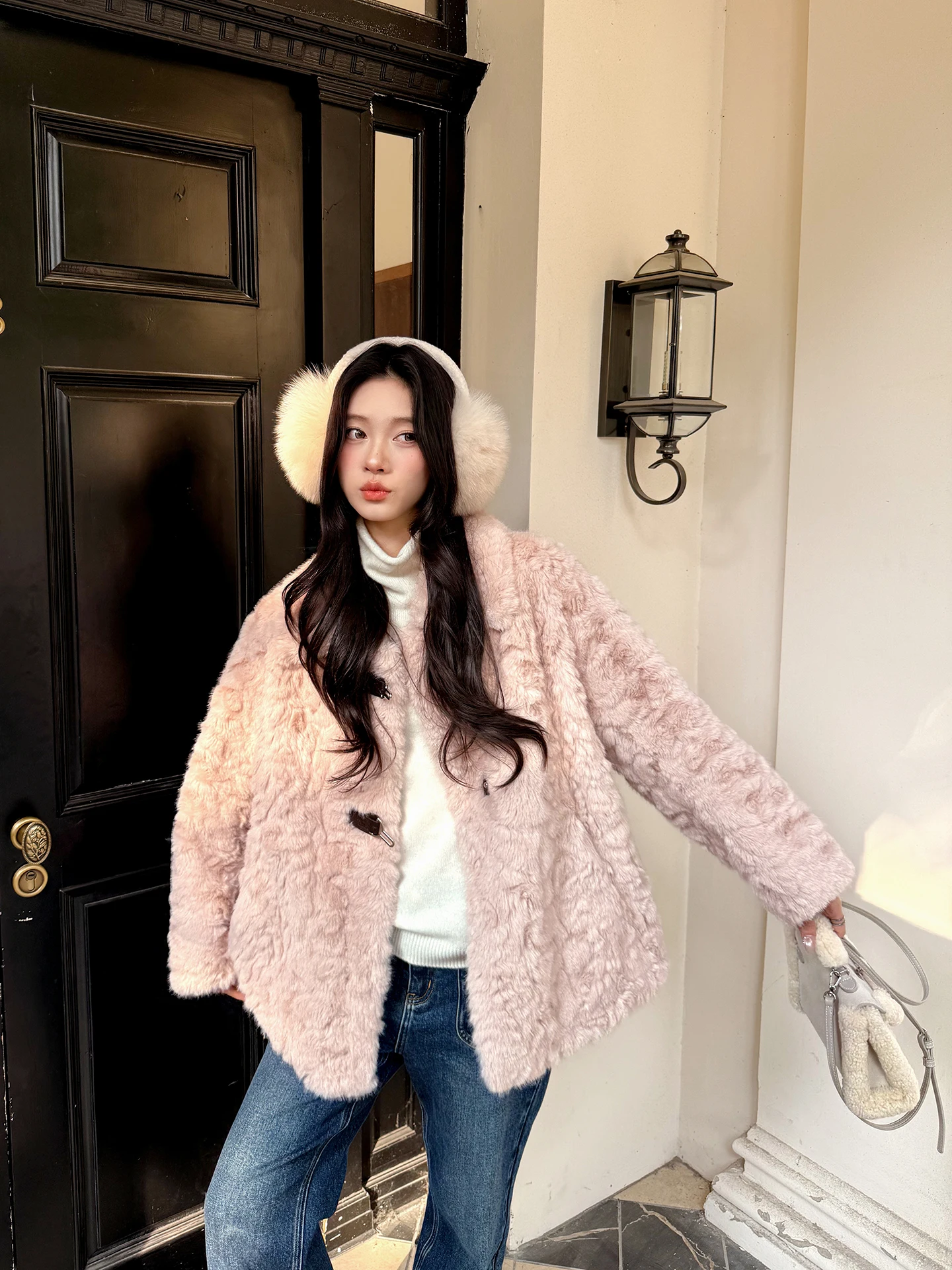 Lao Yang's Personal ME Scene TEDDY Furry Warmth Inteated Leather Fur Outerwear Eco-friendly Luxury Coat for Women
Lao Yang's Personal ME Scene TEDDY Furry Warmth Inteated Leather Fur Outerwear Eco-friendly Luxury Coat for Women