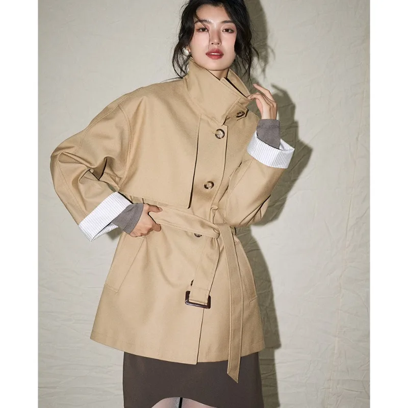 Этот весенний корейский повседневный плащ в стиле ретро с воротником-стойкой, свободная средней длины, стильная и уникальная верхняя одежда
Этот весенний корейский повседневный плащ в стиле ретро с воротником-стойкой, свободная средней длины, стильная и уникальная верхняя одежда