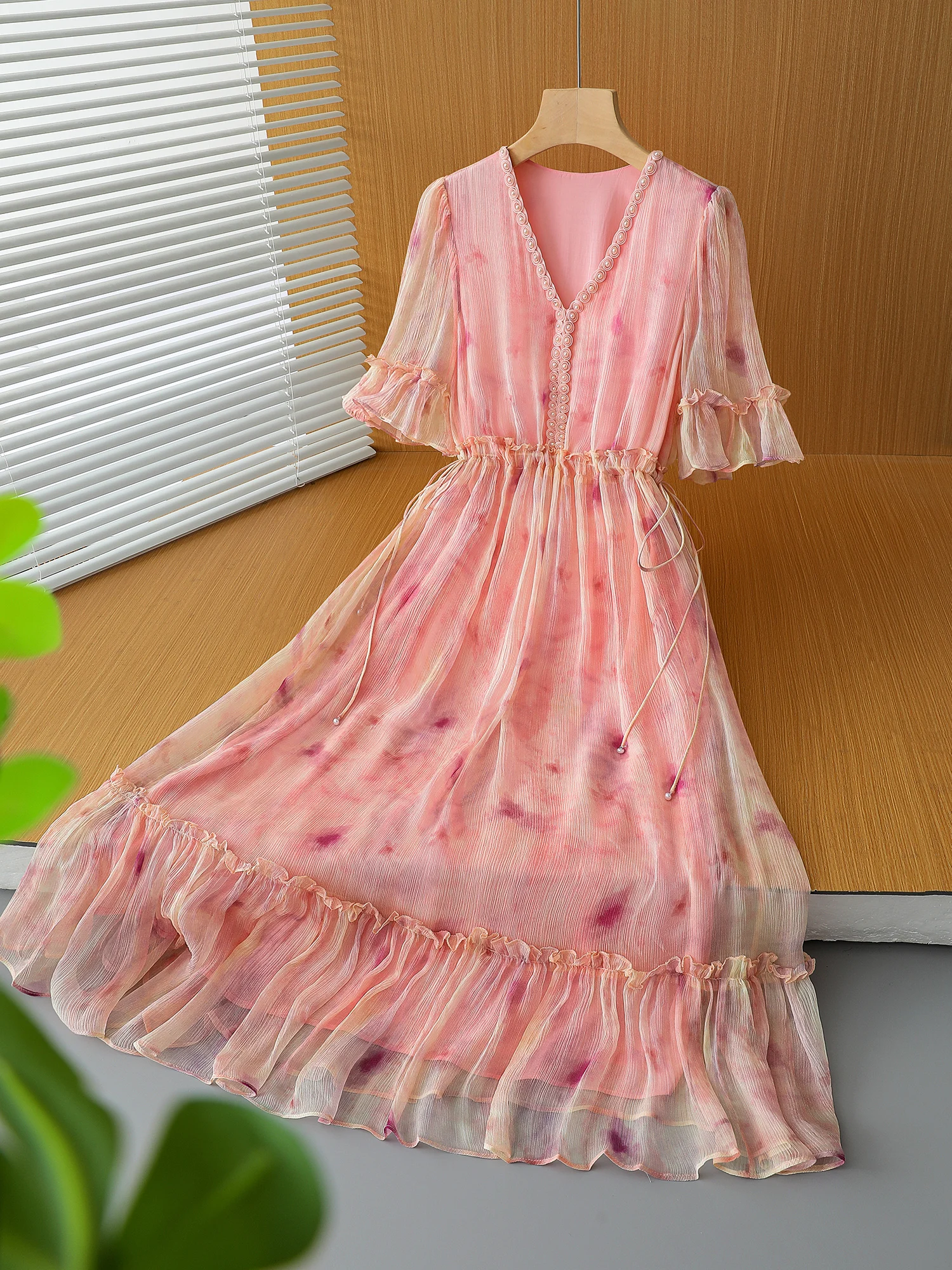 New Heavy Industry Nail Beads Silk mulberry pleated and dyed V-neck temperament dress LY8983
New Heavy Industry Nail Beads Silk mulberry pleated and dyed V-neck temperament dress LY8983