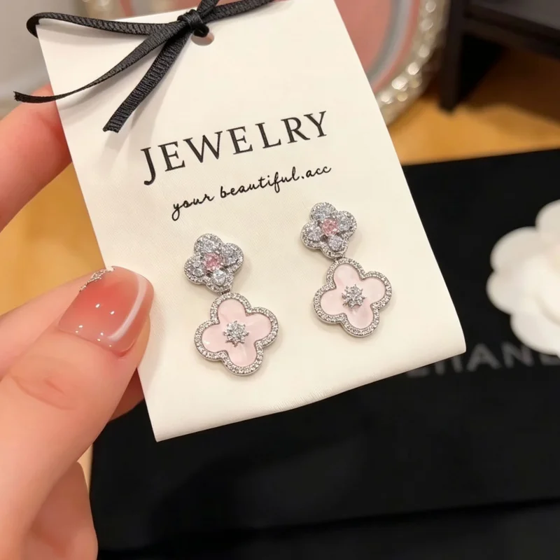 Zircon four-leaf clover earrings, light luxury with sparkling diamonds, exquisite design, versatile and fashionable womens92
Zircon four-leaf clover earrings, light luxury with sparkling diamonds, exquisite design, versatile and fashionable womens92