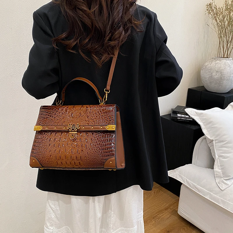 Stylish Vintage Fashionable Bag Minimalist Leather With Solid Color And Large Capacity For Women Messenger Practical
Stylish Vintage Fashionable Bag Minimalist Leather With Solid Color And Large Capacity For Women Messenger Practical
