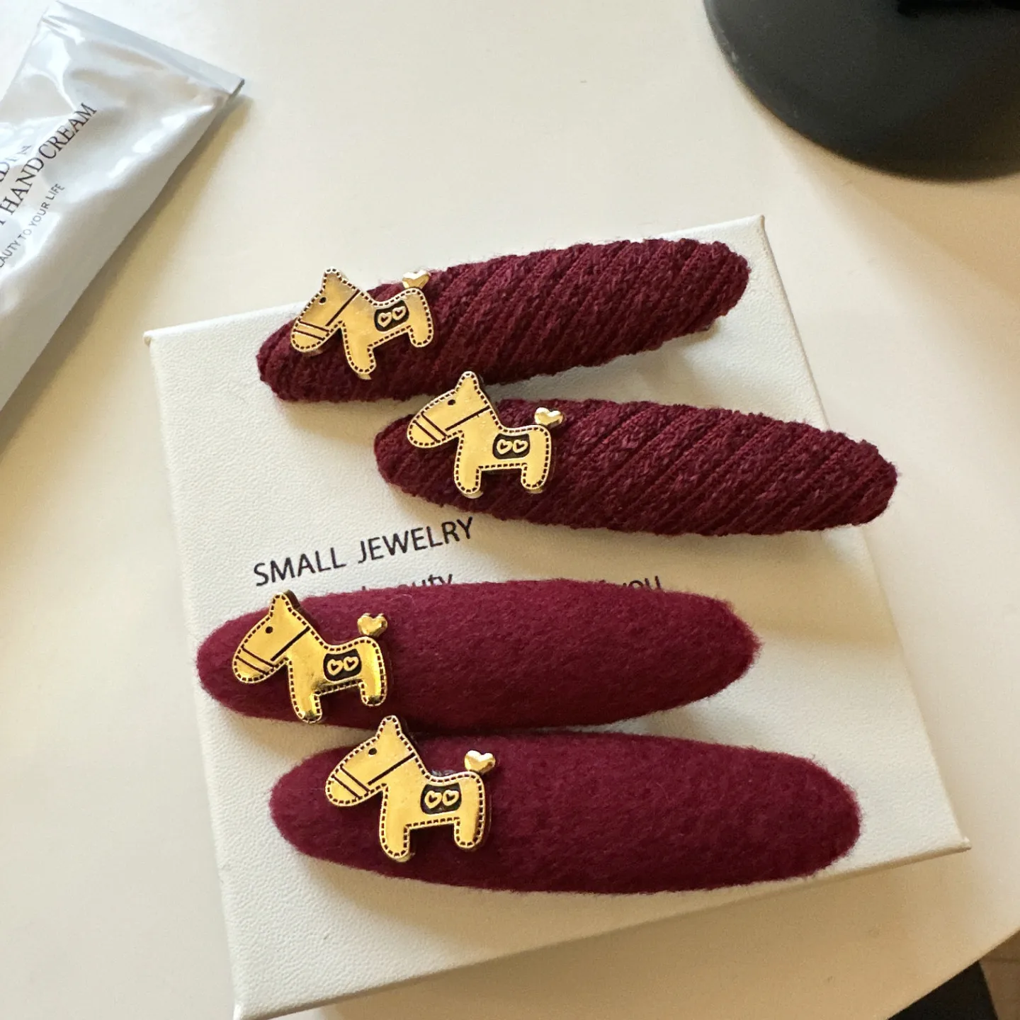 Pieces Festive Gold Label Duckbill Clip Red Pony Tweed for Bangs and Side Hair New Year Elegant Premium Lightweight
Pieces Festive Gold Label Duckbill Clip Red Pony Tweed for Bangs and Side Hair New Year Elegant Premium Lightweight
