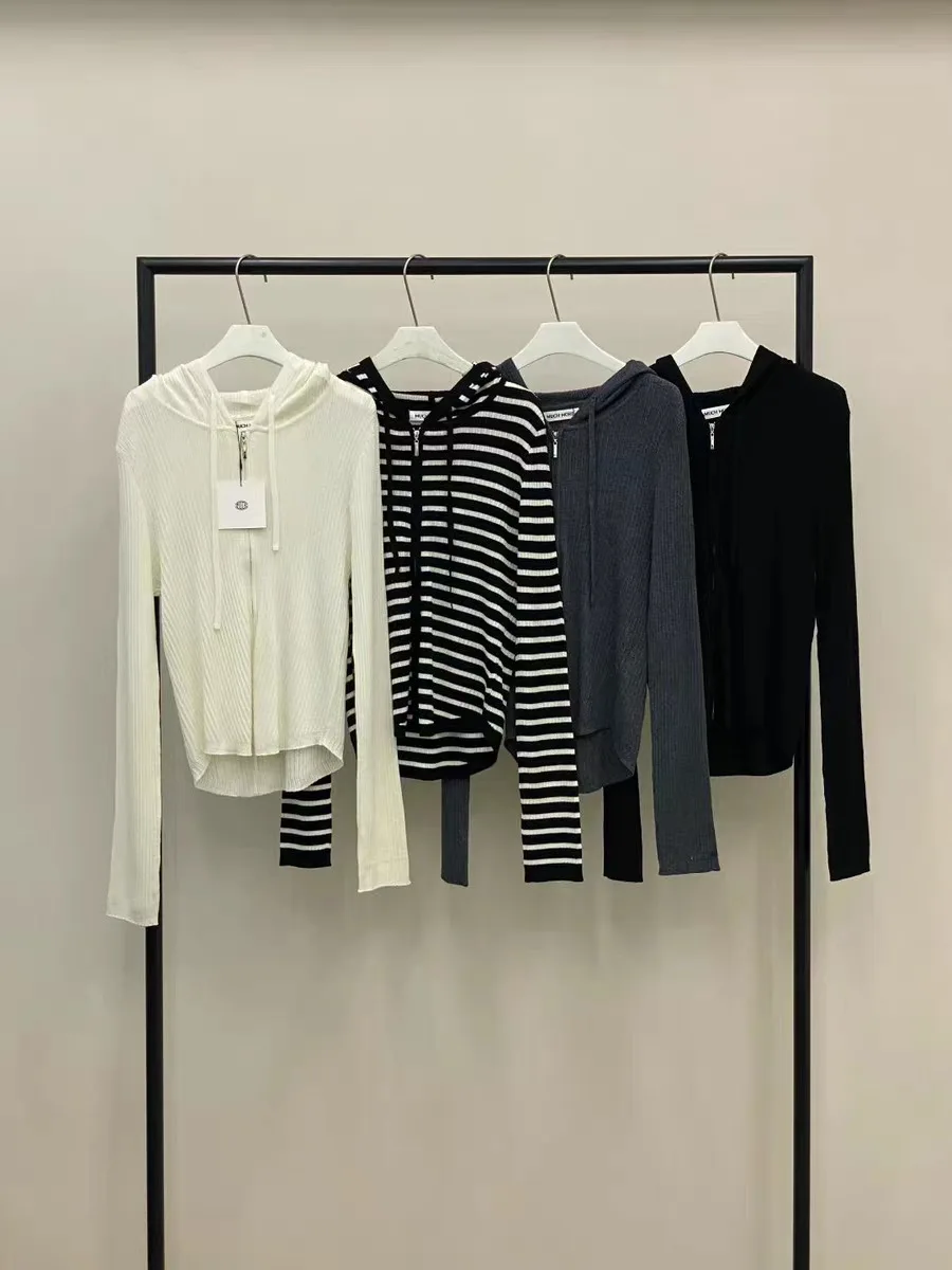 Корейская женская шерстяная толстовка с капюшоном, осенняя новинка 2025 года, элегантная, модная, свободного кроя, с полосатым дизайном
Корейская женская шерстяная толстовка с капюшоном, осенняя новинка 2025 года, элегантная, модная, свободного кроя, с полосатым дизайном