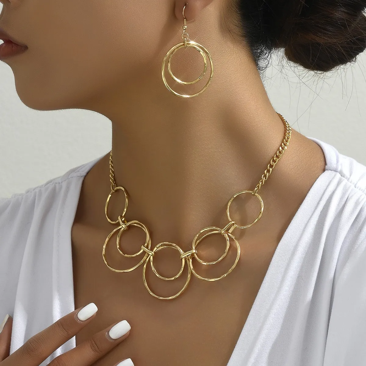 Retro Alloy Circular Chain Necklace for Women Fashionable Gold Tassel Earring Drop Earrings Jewelry Set Lady Gifts
Retro Alloy Circular Chain Necklace for Women Fashionable Gold Tassel Earring Drop Earrings Jewelry Set Lady Gifts