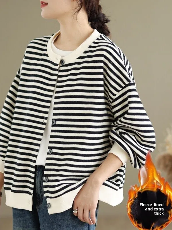 Зимний женский свитшот 2025 года свободного кроя с флисовой подкладкой, без капюшона, с круглым вырезом, в полоску, в корейском стиле
Зимний женский свитшот 2025 года свободного кроя с флисовой подкладкой, без капюшона, с круглым вырезом, в полоску, в корейском стиле