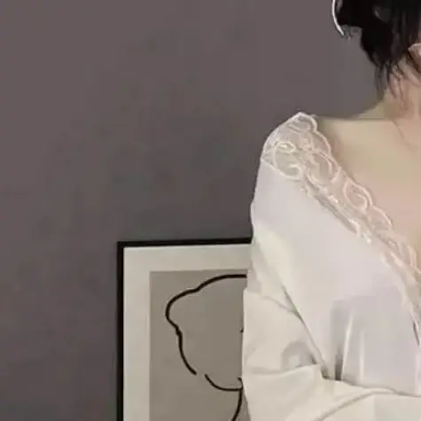 1 Piece Women's Underwear Glossy Satin Robe Pajamas Ice Silk Plus Size Nightgown Lace Kimono Homewear Fashion Trend Loungewear
1 Piece Women's Underwear Glossy Satin Robe Pajamas Ice Silk Plus Size Nightgown Lace Kimono Homewear Fashion Trend Loungewear