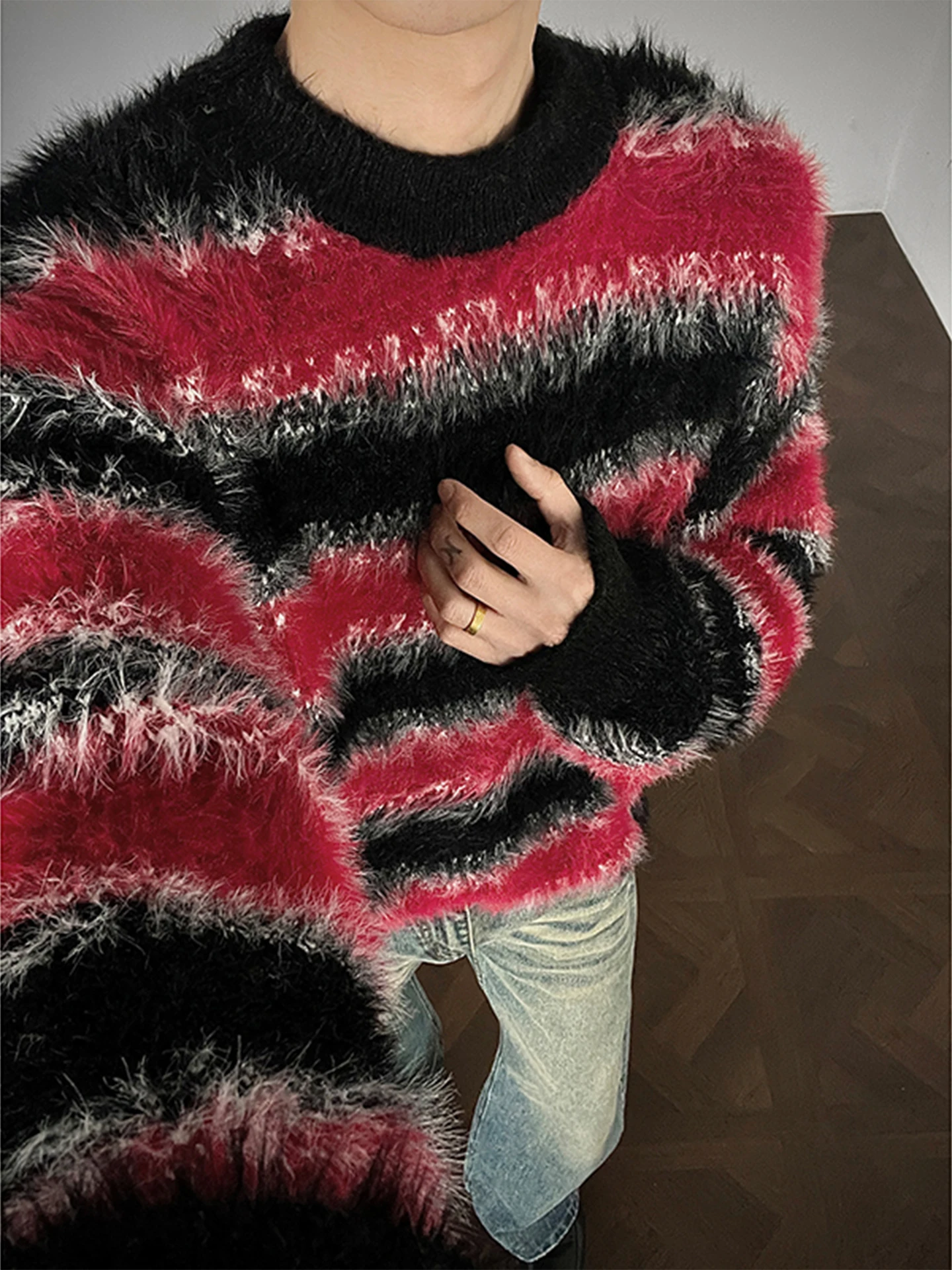 Мужской свитер в японском ретро-стиле: зимний, повседневный, свободный, комфортный, теплый, для ношения как под одежду, так и поверх нее, нейлоновый, с длинными рукавами, в полоску, вязаный.
Мужской свитер в японском ретро-стиле: зимний, повседневный, свободный, комфортный, теплый, для ношения как под одежду, так и поверх нее, нейлоновый, с длинными рукавами, в полоску, вязаный.