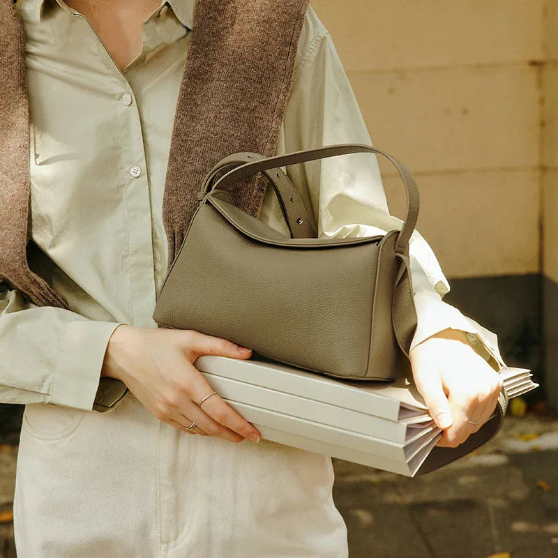2026 New First-layer Cowhide Retro Commuter Women's Bag Fashion Temperament Shoulder Bag Casual Versatile Messenger Bags Luxury
2026 New First-layer Cowhide Retro Commuter Women's Bag Fashion Temperament Shoulder Bag Casual Versatile Messenger Bags Luxury