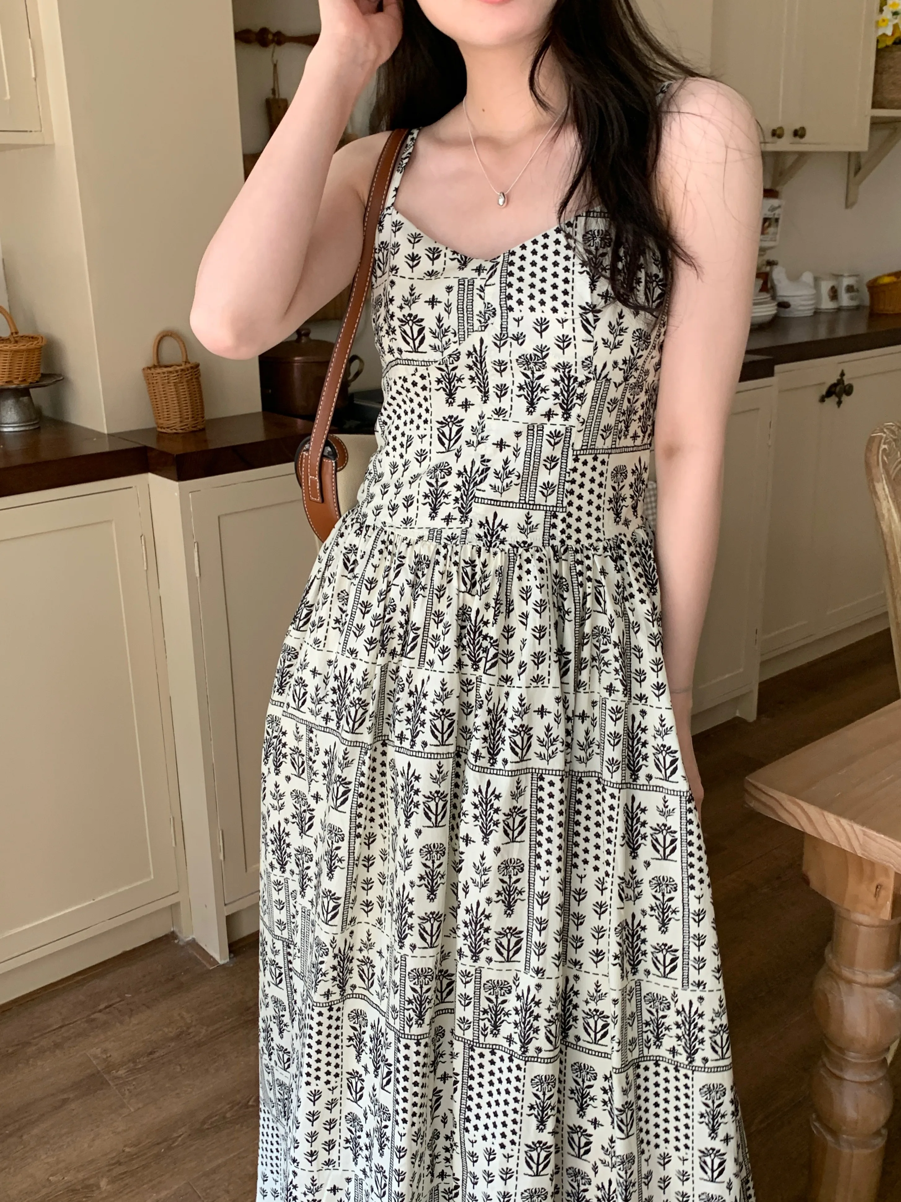 Women's Dress 2024 Summer French Style Vintage Flounced Sleeveless Print Spaghetti Strap High Waist V-Neck Dresses
Women's Dress 2024 Summer French Style Vintage Flounced Sleeveless Print Spaghetti Strap High Waist V-Neck Dresses