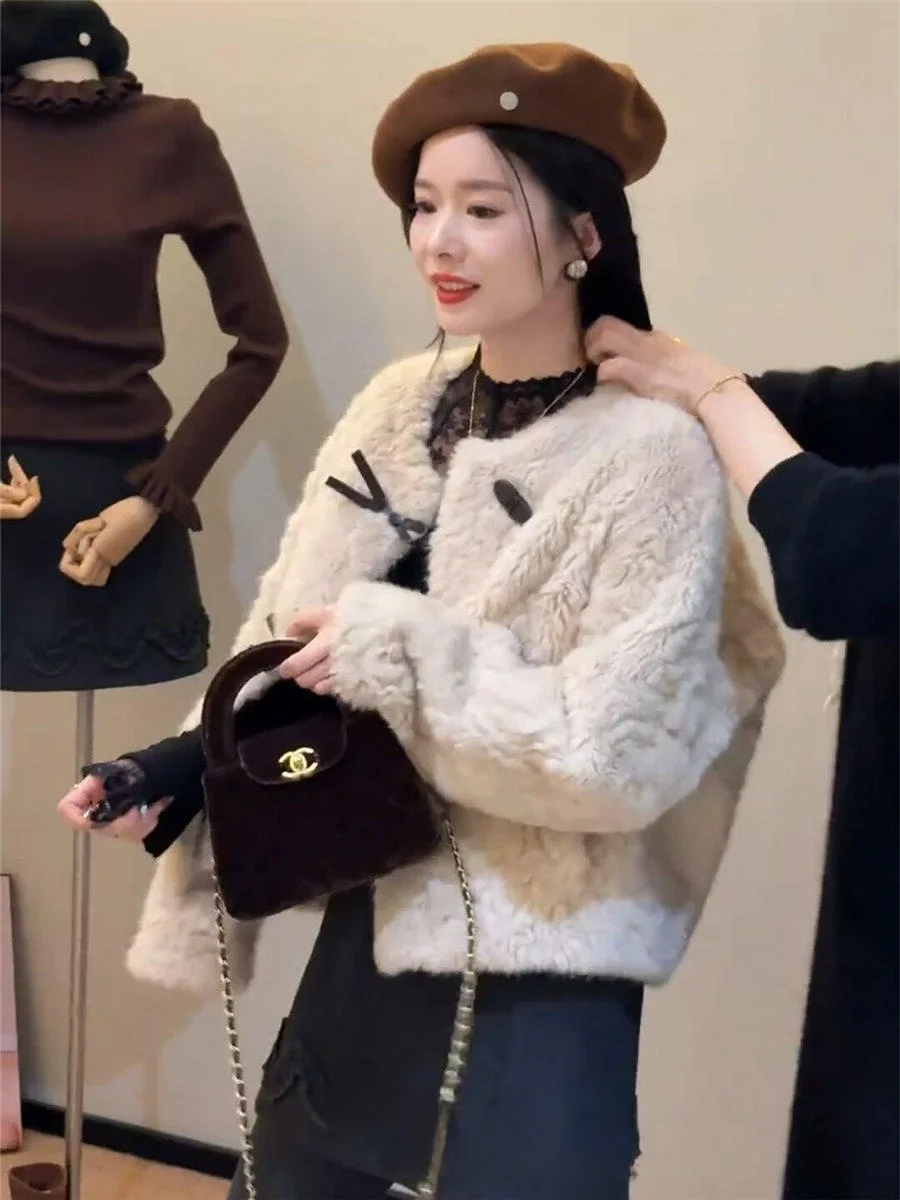 Thickened Warm Short Coat Women's 2026 Winter New Fashion Small Size Versatile Fur Leather Integrated Fluffy Top
Thickened Warm Short Coat Women's 2026 Winter New Fashion Small Size Versatile Fur Leather Integrated Fluffy Top