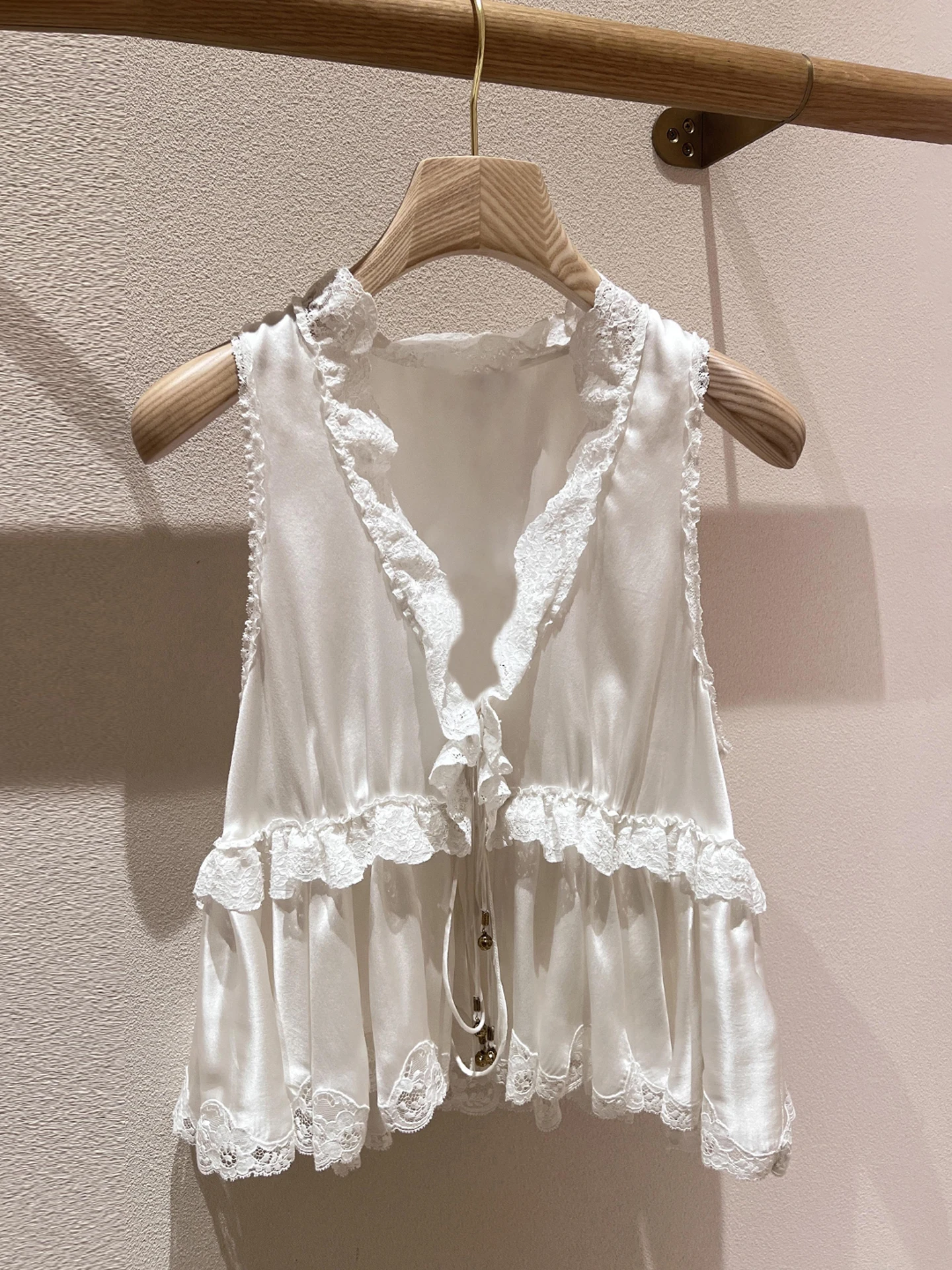 High-End Women's Lace Trim V-Neck Cotton Linen Sleeveless Vest Top Summer Collection Fashionable Commute Style Regular Fit
High-End Women's Lace Trim V-Neck Cotton Linen Sleeveless Vest Top Summer Collection Fashionable Commute Style Regular Fit