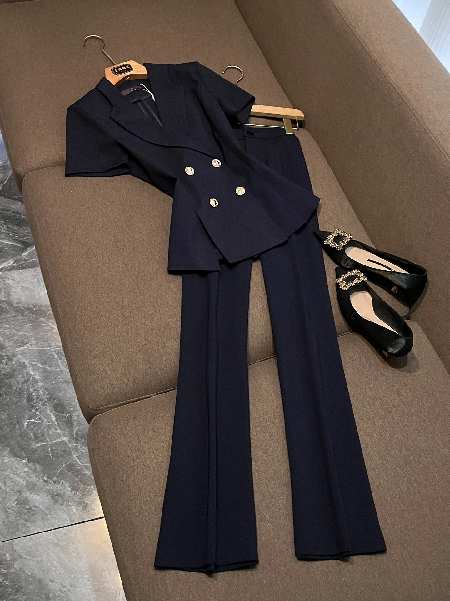 Summer 2026 Black Double-Breasted Slim-Fit Suit Set for Women Commute Business Two-Piece Set Professional Office Wear
Summer 2026 Black Double-Breasted Slim-Fit Suit Set for Women Commute Business Two-Piece Set Professional Office Wear