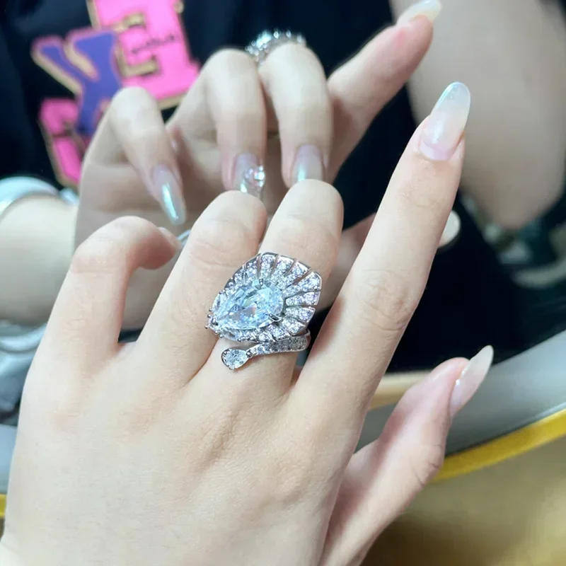 MDL Moissanit. Style Hong Kong Counter New Peacock Feather Design Ring Gold-plated 5Ct Opening Light Luxury With Evening Dresses
MDL Moissanit. Style Hong Kong Counter New Peacock Feather Design Ring Gold-plated 5Ct Opening Light Luxury With Evening Dresses
