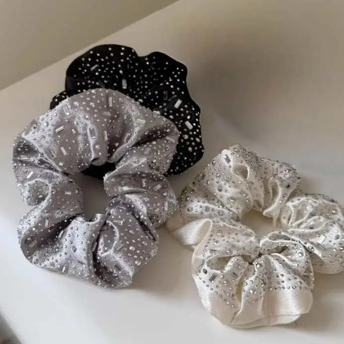 New Korean Heavy Crystal Scrunchies Luxury Viral Hair Tie for Women Thick Elastic for Updo & Low Ponytail Daily Party Hoofdband
New Korean Heavy Crystal Scrunchies Luxury Viral Hair Tie for Women Thick Elastic for Updo & Low Ponytail Daily Party Hoofdband