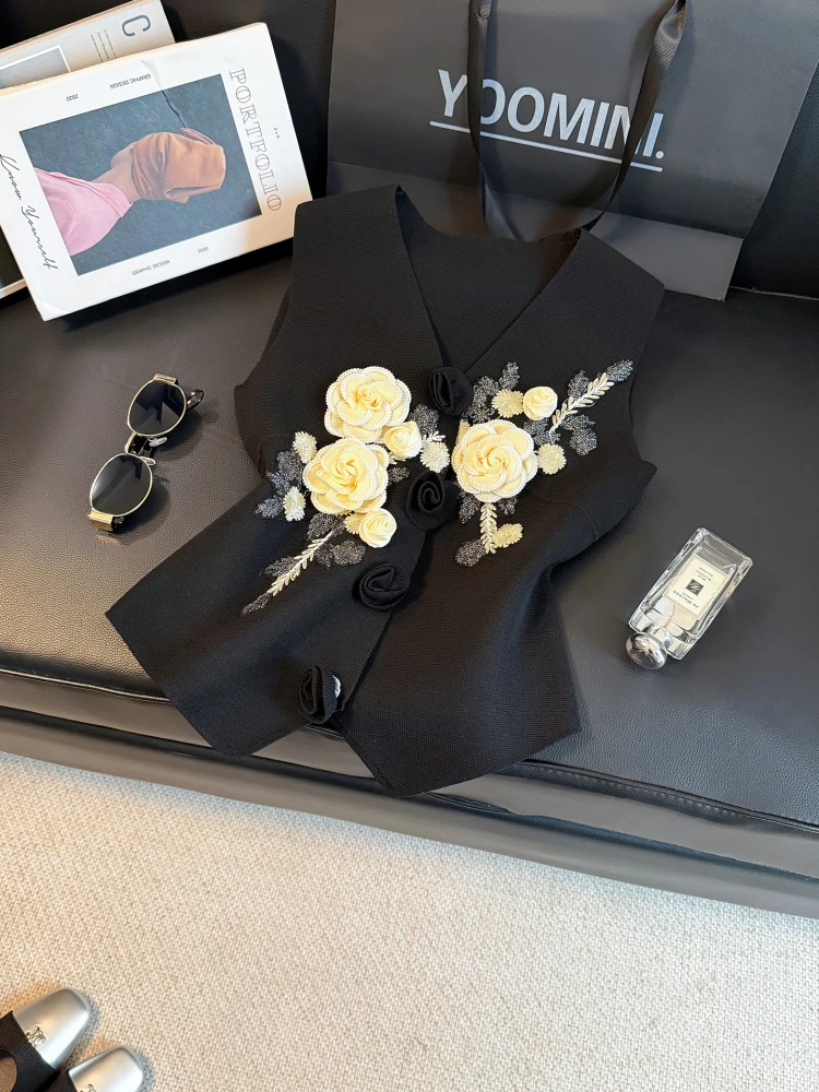 New high-end black V-neck three-dimensional flower vest, fashionable temperament top
New high-end black V-neck three-dimensional flower vest, fashionable temperament top